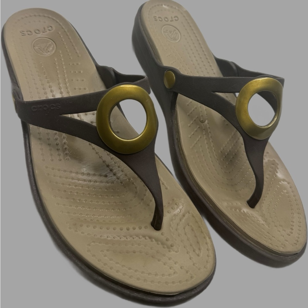 Crocs Wedge Thong Sandals Bronze Ring Accent Brown Women’s Size 11